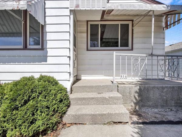 916 W Eden PLACE, Milwaukee, WI 53221