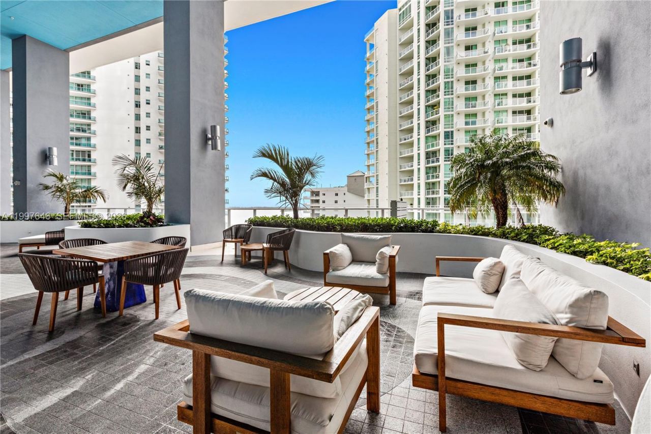 1300 Brickell Bay Dr, Unit 1010, Miami, FL 33131 Photo