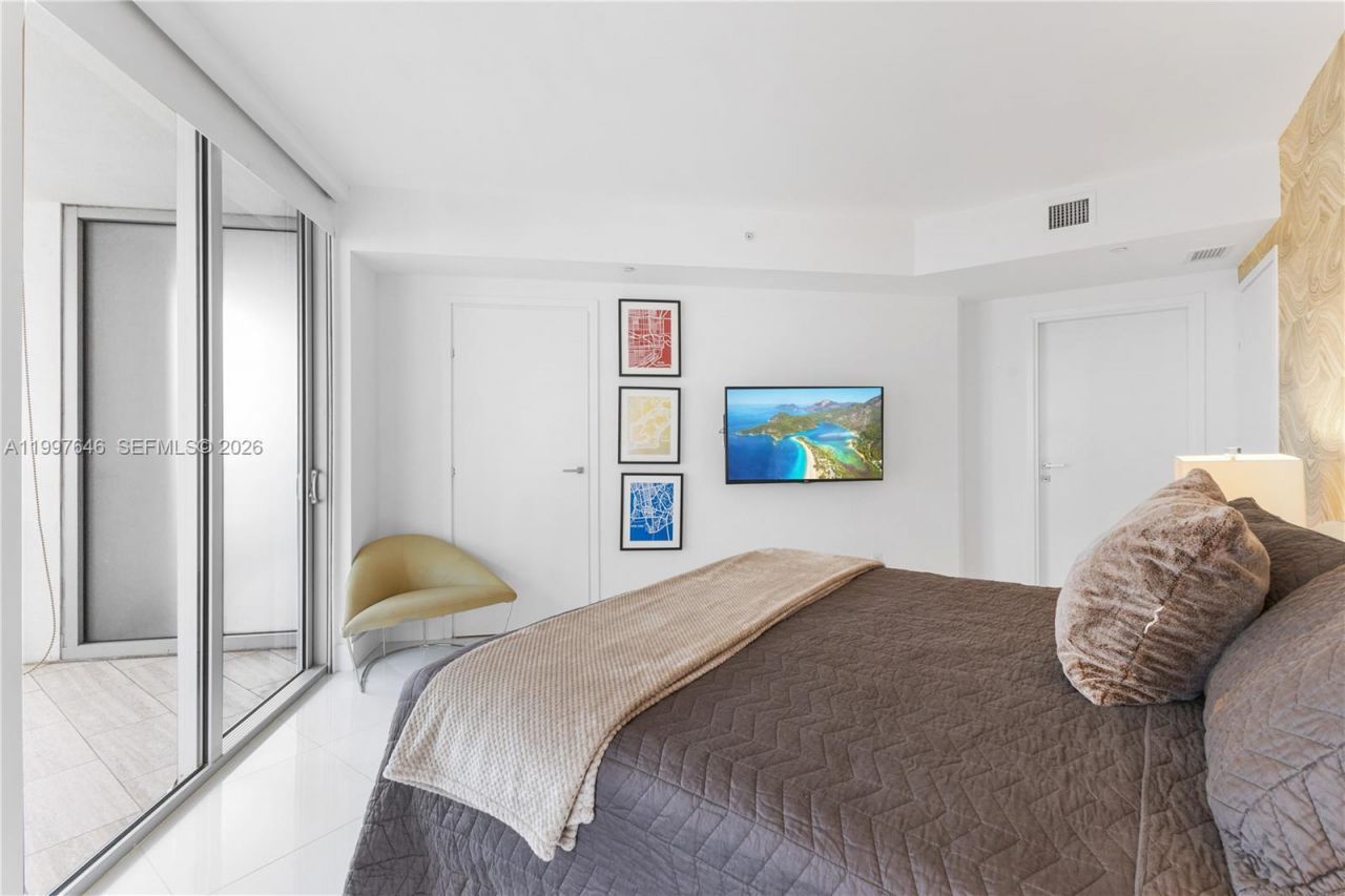 1300 Brickell Bay Dr, Unit 1010, Miami, FL 33131 Photo