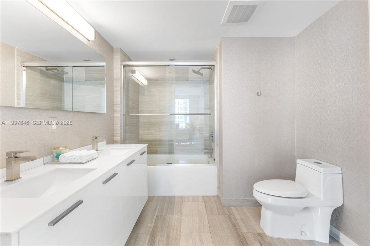 1300 Brickell Bay Dr, Unit 1010, Miami, FL 33131 Photo
