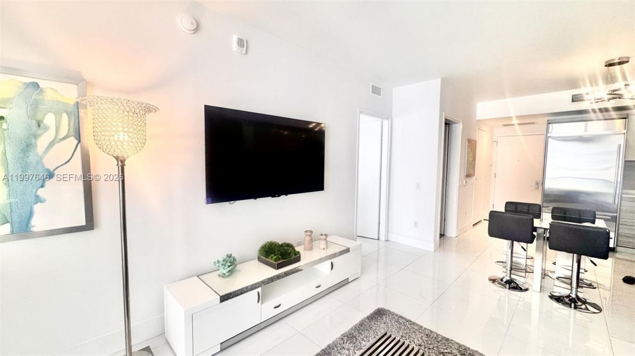 1300 Brickell Bay Dr, Unit 1010, Miami, FL 33131 Photo
