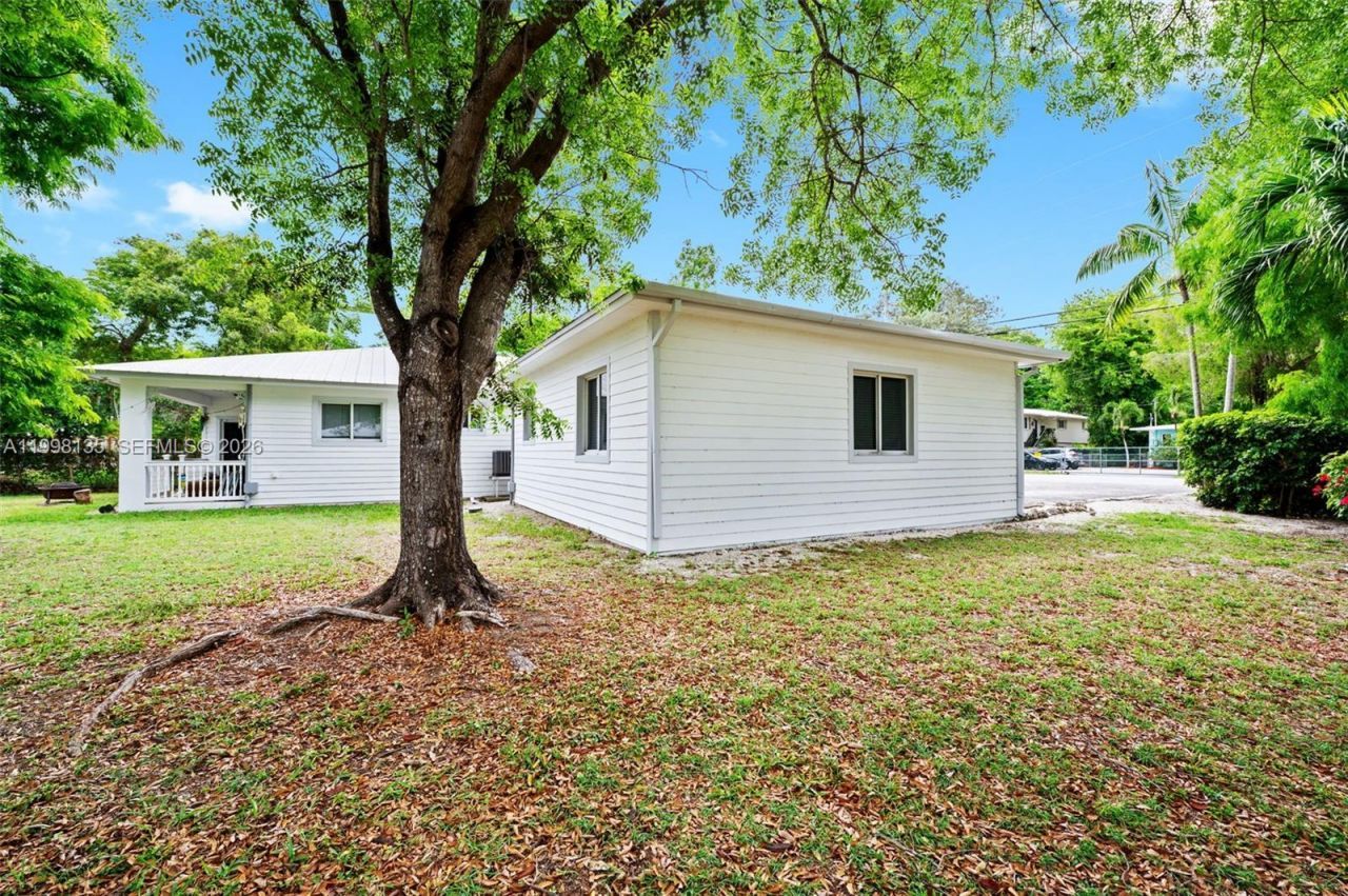 4 Transylvania Ave, Unit B, Key Largo, FL 33037 Photo