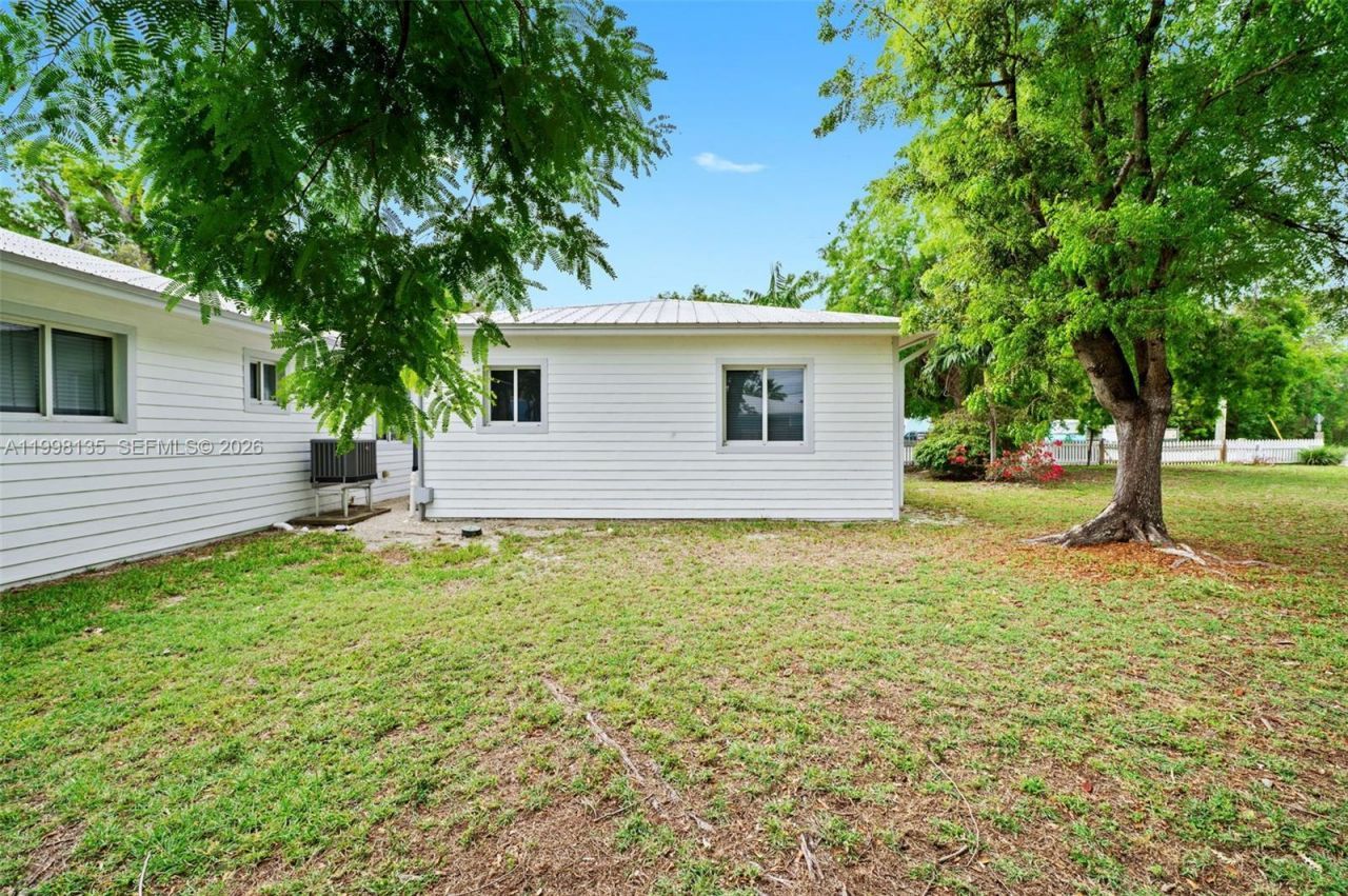 4 Transylvania Ave, Unit B, Key Largo, FL 33037 Photo