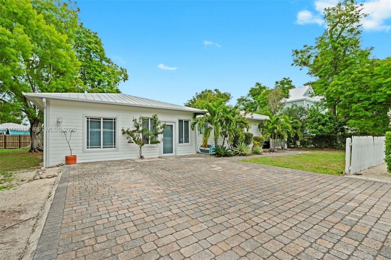 4 Transylvania Ave, Unit B, Key Largo, FL 33037 Photo