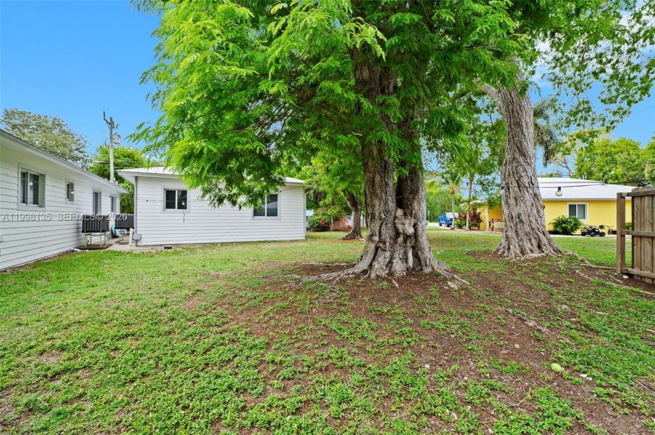 4 Transylvania Ave, Unit B, Key Largo, FL 33037 Photo