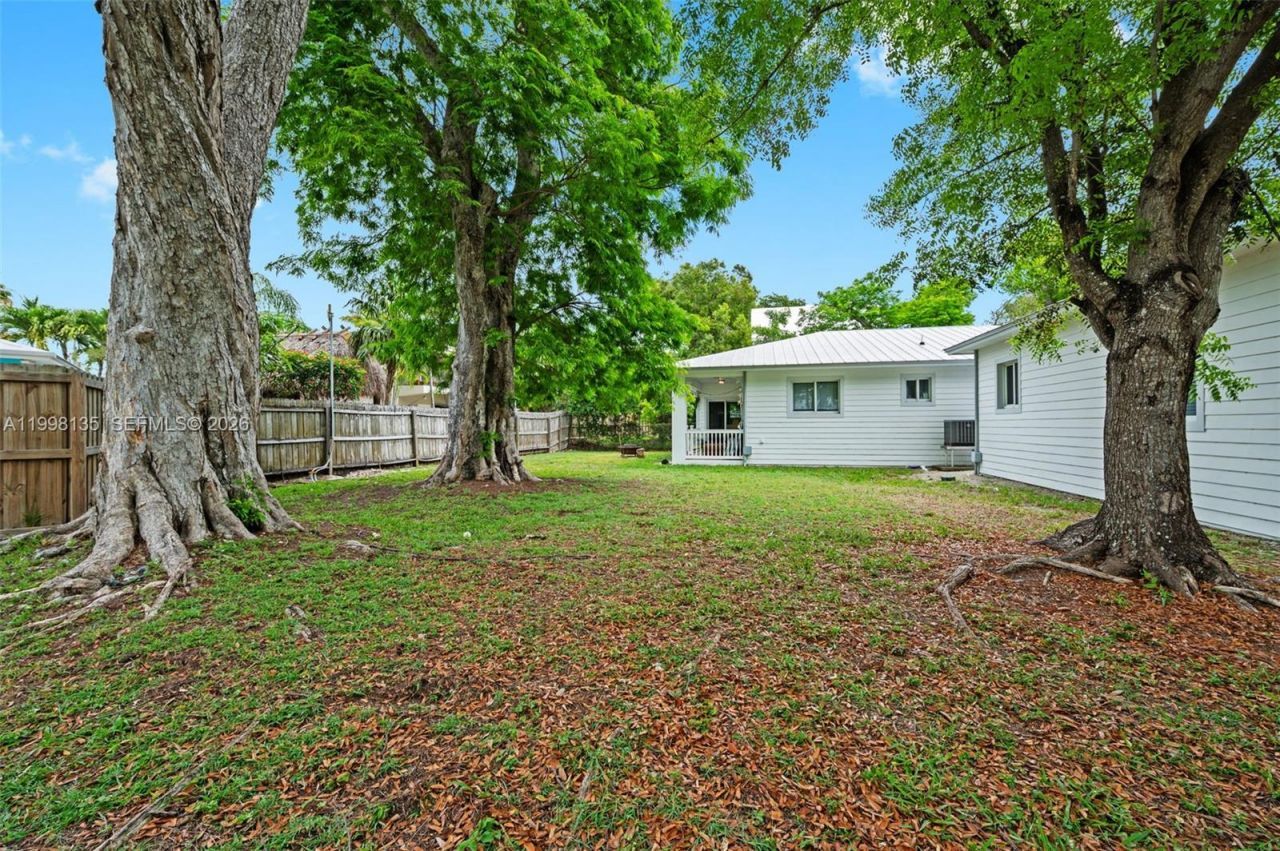 4 Transylvania Ave, Unit B, Key Largo, FL 33037 Photo