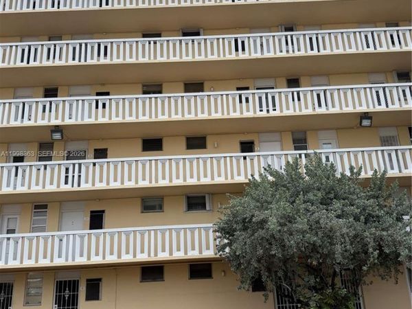 2980 Point East Dr , Unit D311, Aventura, FL 33160