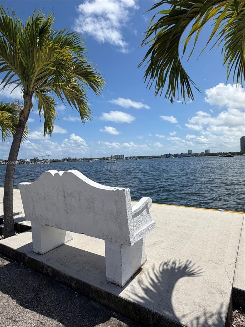 2980 Point East Dr, Unit D311, Aventura, FL 33160 Photo