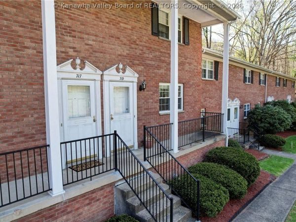 717 Castlegate Road, South Charleston, WV 25303