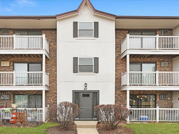 201 Gregory Street , Unit 15, Aurora, IL 60504