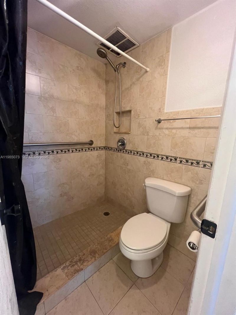 1900 W 68th St, Unit D207, Hialeah, FL 33014 Photo
