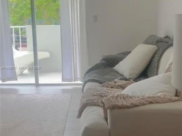 240 Collins Ave , Miami Beach, FL 33139