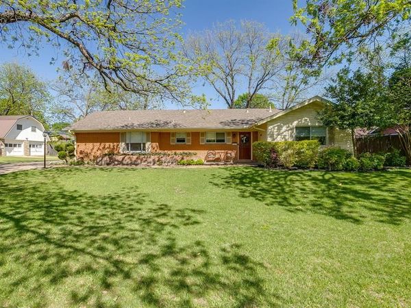 3917 Marys Creek Drive , Benbrook, TX 76116