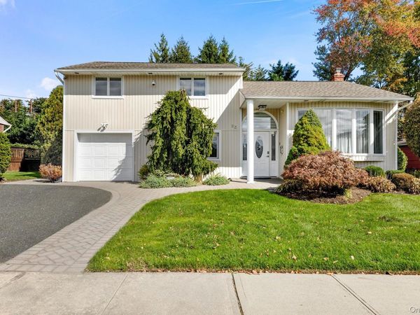 23 Coronet Lane, Plainview, NY 11803