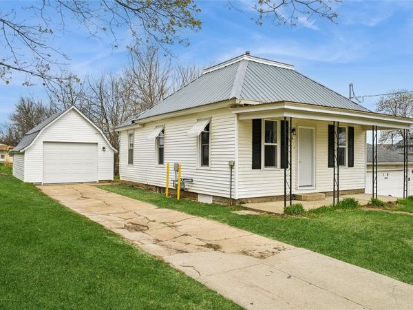28 W Maple Street , Central City, IA 52214