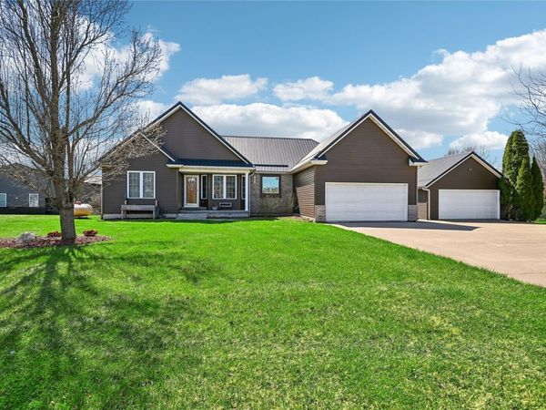 2550 Meadow View Drive, Urbana, IA 52345