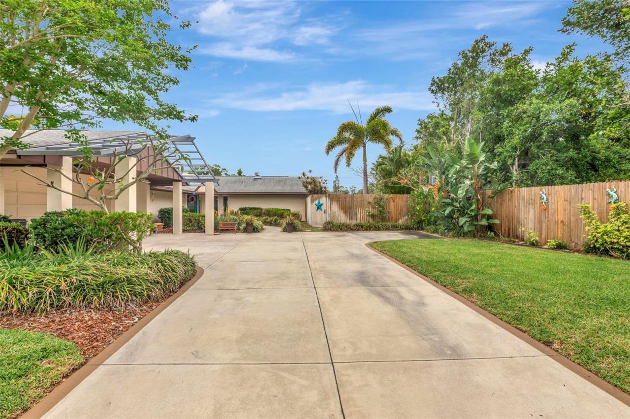 8233 Forest Circle, Seminole, FL 33776 Photo