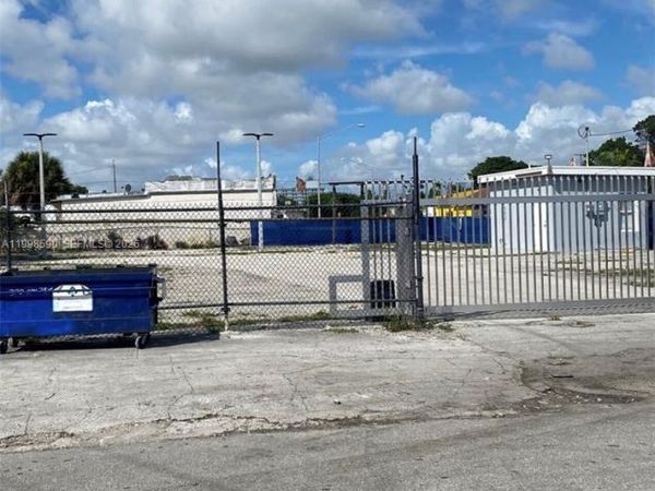 300 NW 79th St , Miami, FL 33150