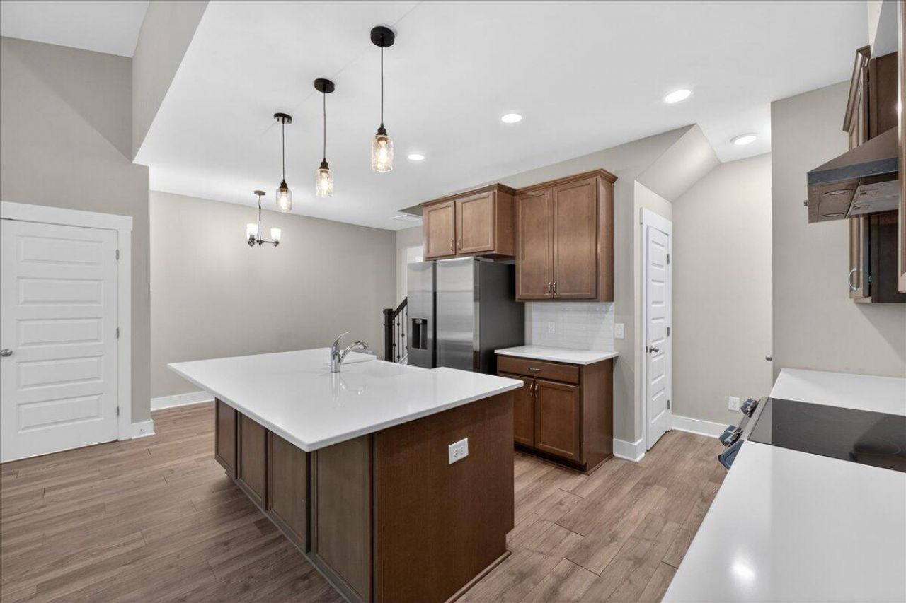 7795 Park Gate Drive Photo 12