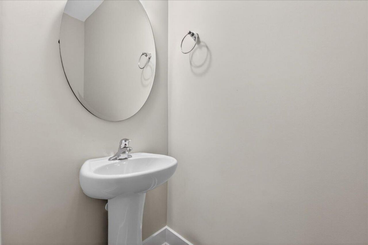 7795 Park Gate Drive Photo 16