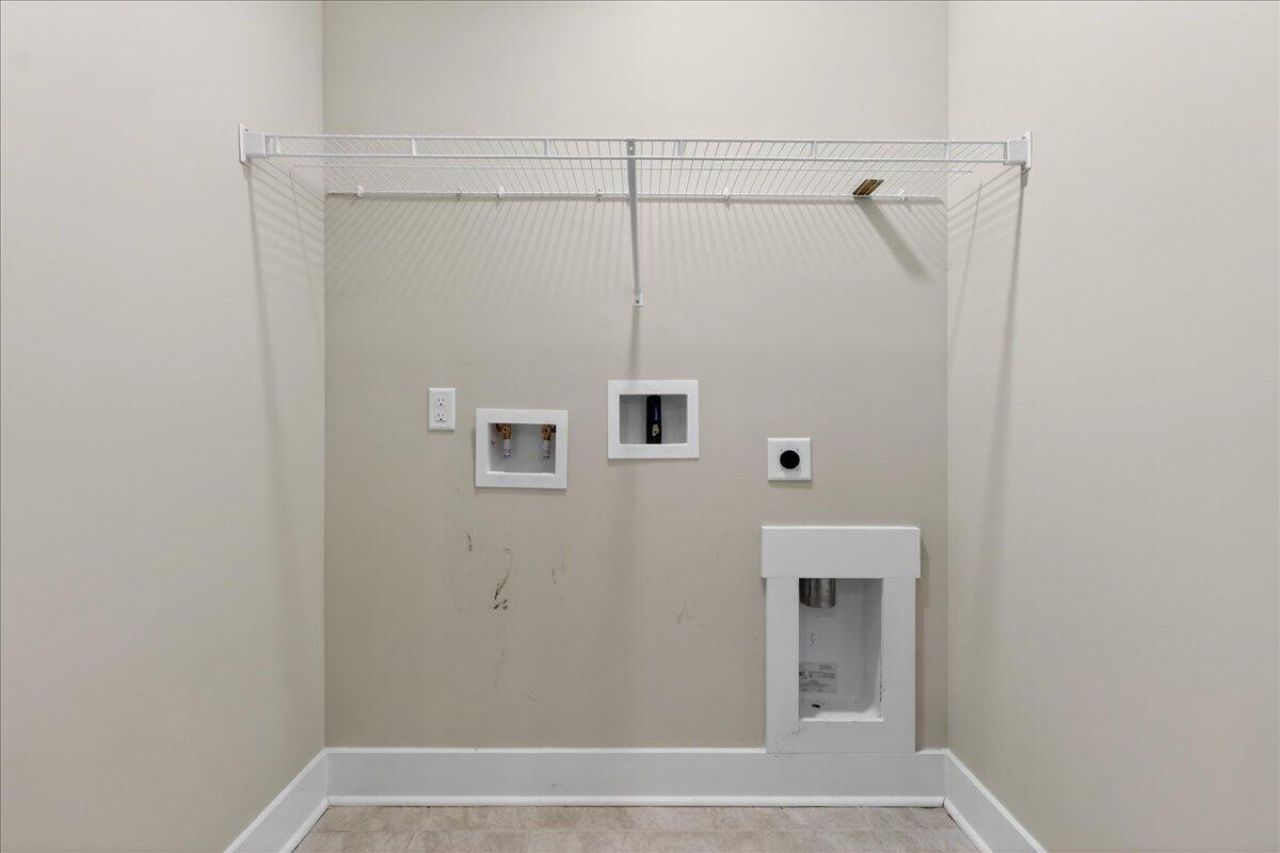 7795 Park Gate Drive Photo 17