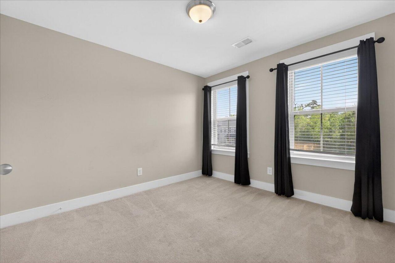 7795 Park Gate Drive Photo 21