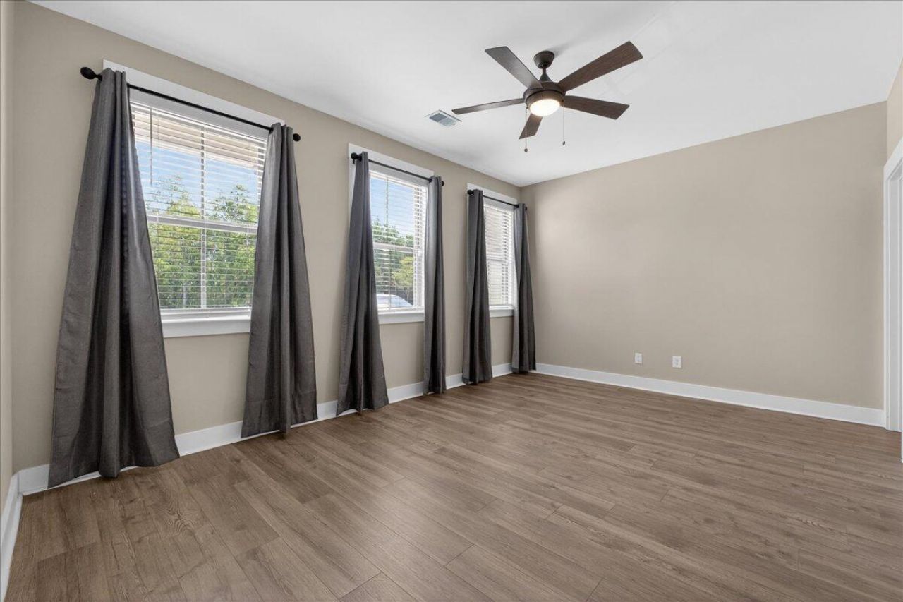 7795 Park Gate Drive Photo 5