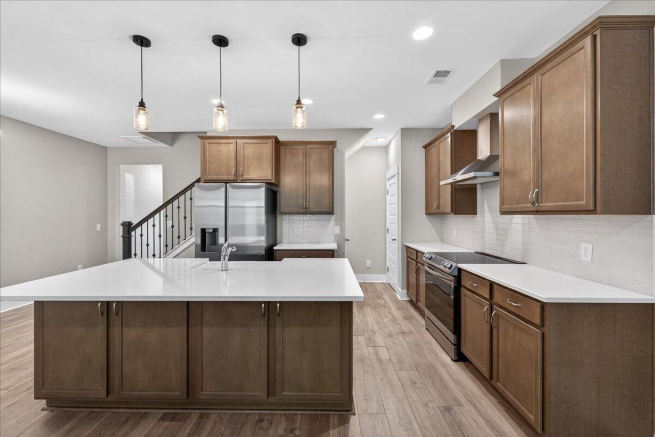 7795 Park Gate Drive Photo 9