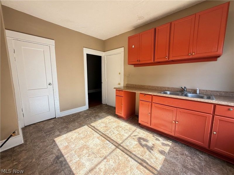 8206 Crumb Avenue, Cleveland, OH 44103 Photo 38