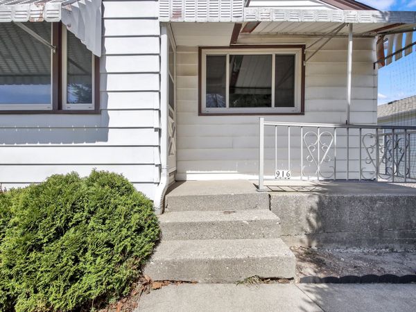 916 W Eden Pl, Milwaukee, WI 53221