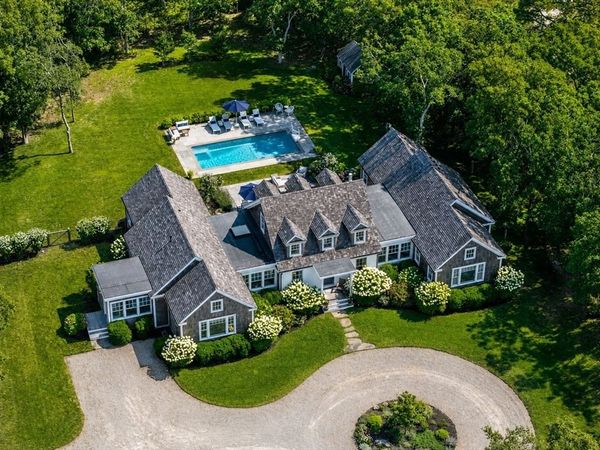 8 Paddock Rd, Oak Bluffs, MA 02557