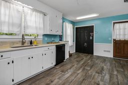 911 Fairwood Drive photo 4