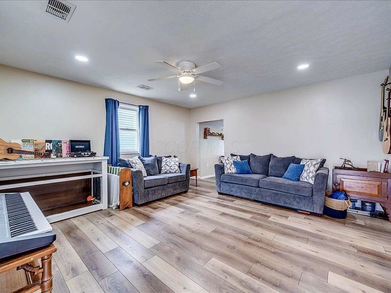 349 Barnes Avenue , Circleville, OH 43113 Photo 4