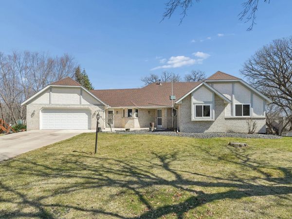 2242 Jennifer Lane , North Saint Paul, MN 55109