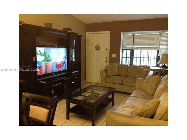 11449 NW 89 CT , Hialeah Gardens, FL 33018