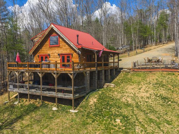 1670 Brick Haven LN , Hillsville, VA 24343
