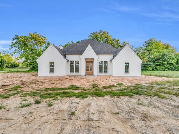 1604 W Briar Lake, Starkville, MS 39759
