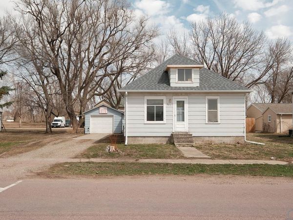 611 E 10th St, Alton, IA 00000