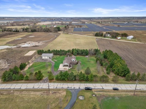 820 172nd Ave, Paris, WI 53182