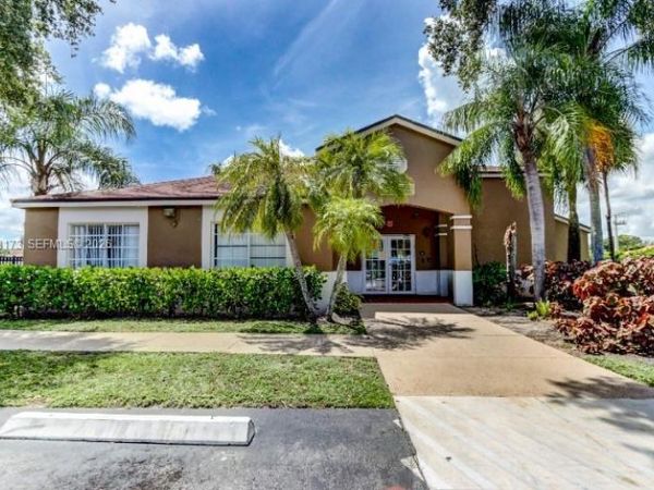 1129 Lake Victoria Dr, Unit F, West Palm Beach, FL 33411