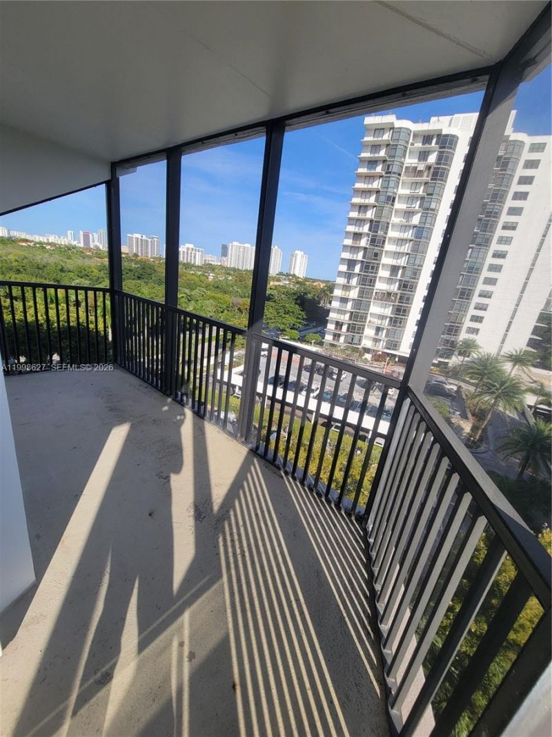 3301 N Country Club Dr, Unit 811, Aventura, FL 33180 Photo
