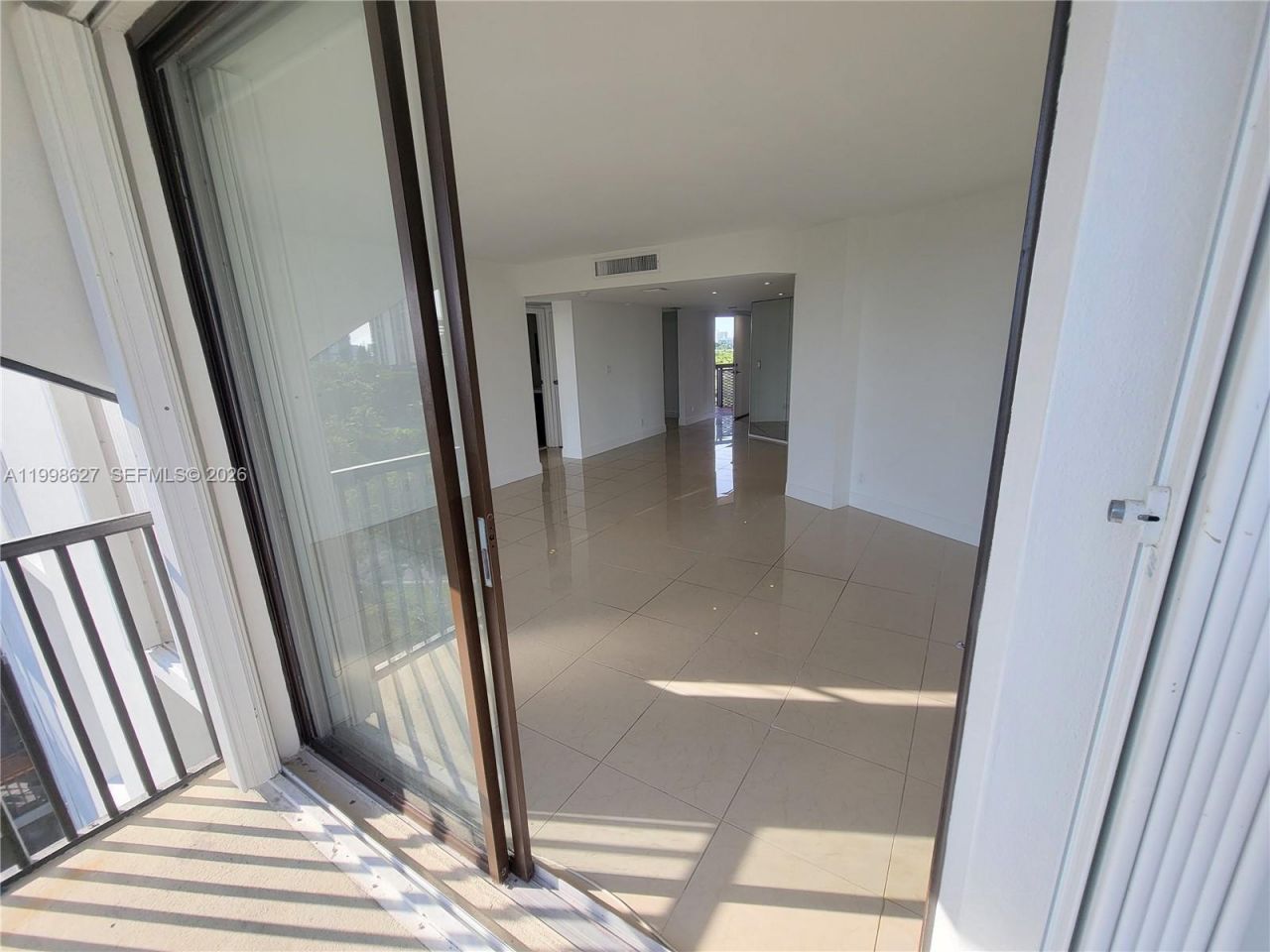 3301 N Country Club Dr, Unit 811, Aventura, FL 33180 Photo