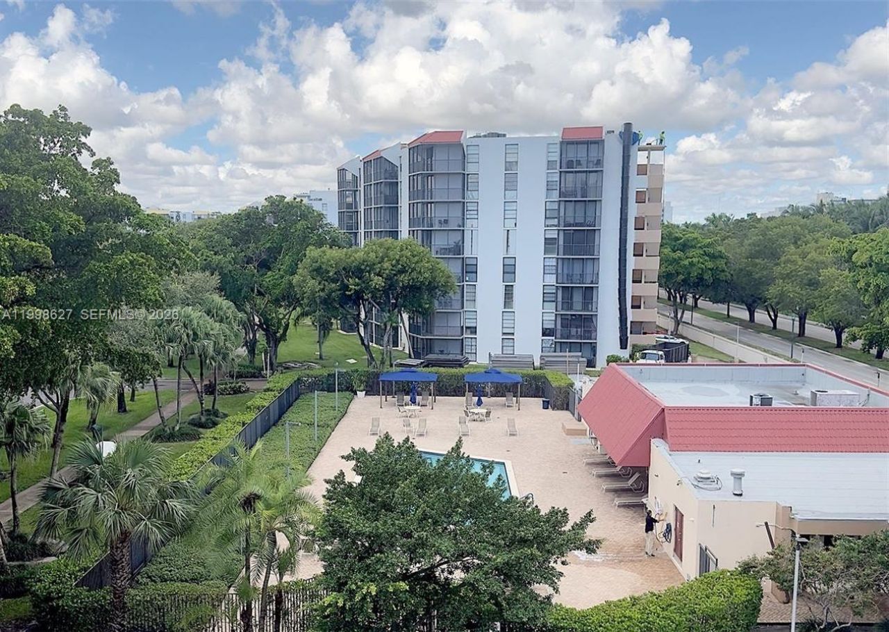 3301 N Country Club Dr, Unit 811, Aventura, FL 33180 Photo