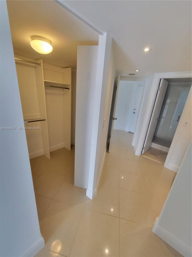 3301 N Country Club Dr, Unit 811, Aventura, FL 33180 Photo