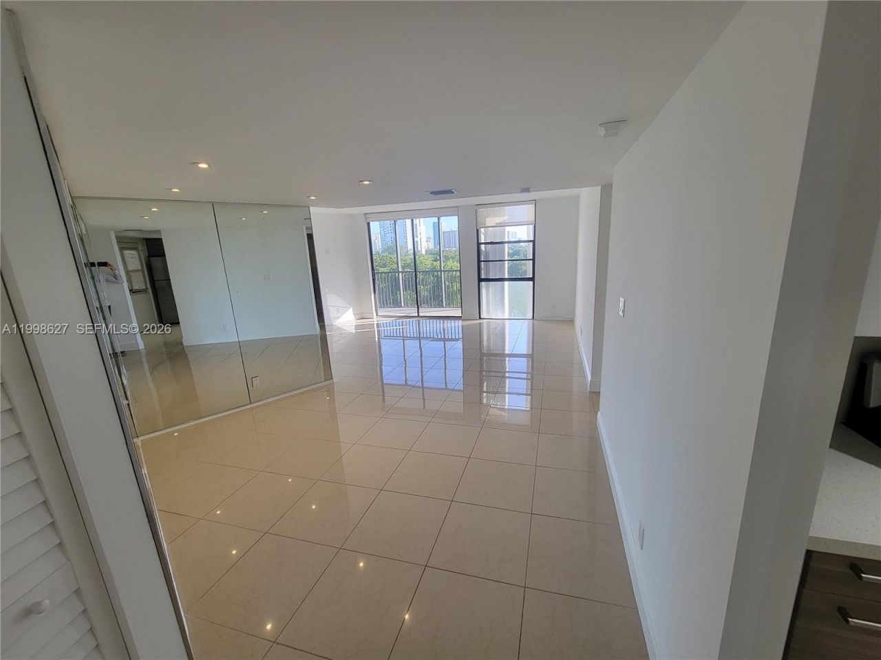 3301 N Country Club Dr, Unit 811, Aventura, FL 33180 Photo