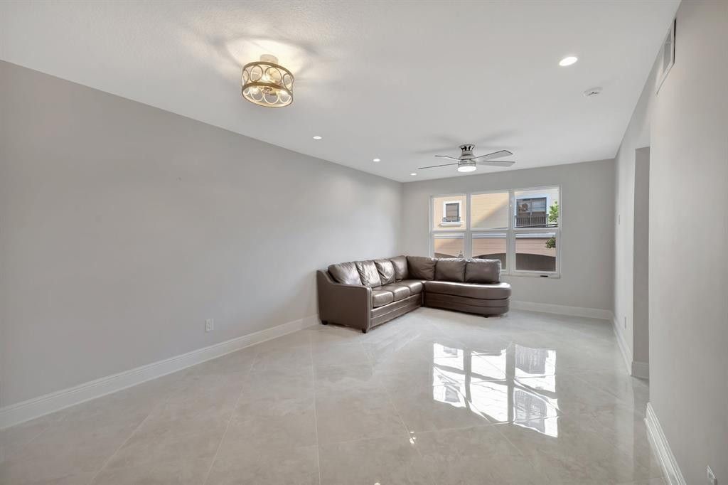 2400 NE 33rd Avenue, Unit 212, Fort Lauderdale, FL 33305 Photo