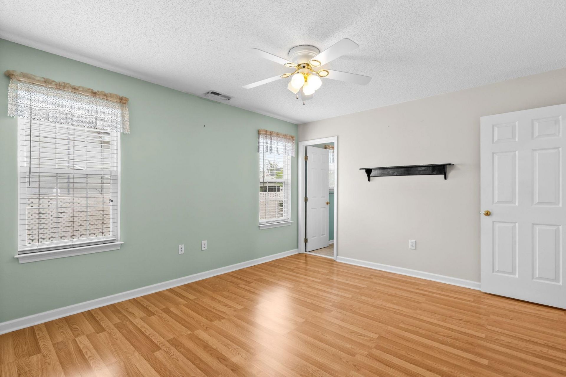 170 Sussex Ct. Photo 16