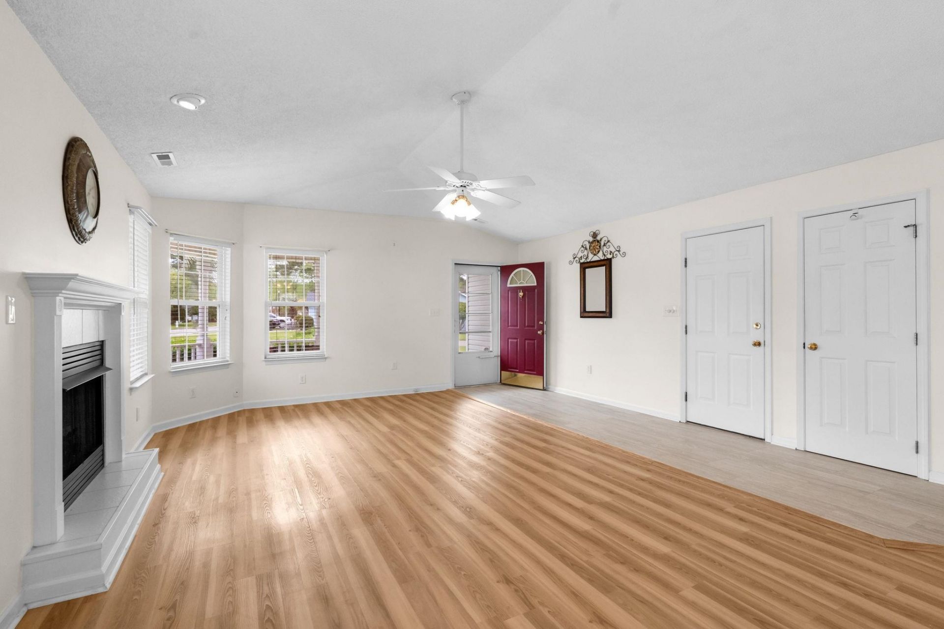 170 Sussex Ct. Photo 6