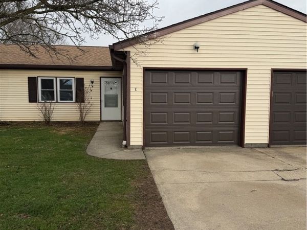 122 Royal Crest Dr, Seville, OH 44273
