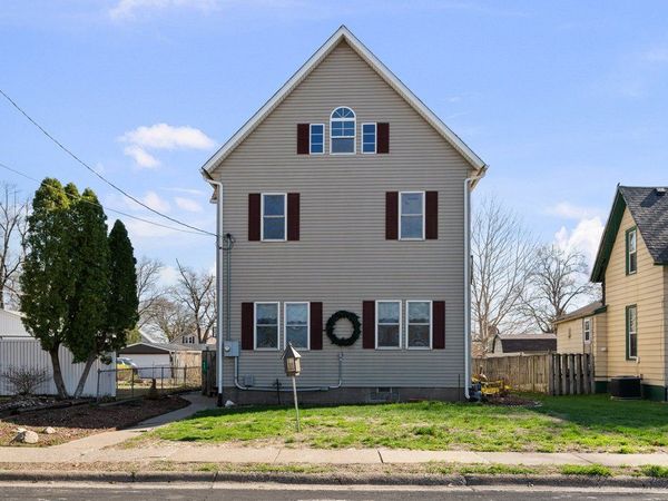 621 S Birchwood Avenue , Davenport, IA 52802